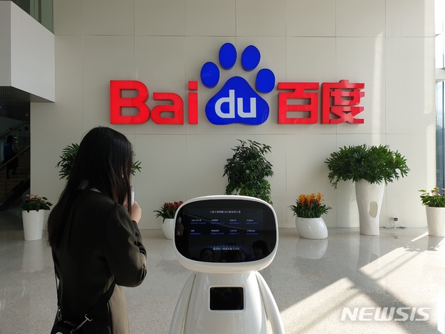 [베이징=뉴시스]이재우 기자=지난 5일 중국판 실리콘밸리라고 불리는 중국 베이징 중관촌 바이두(百度) 본사. 바이두 직원이 본사 안내 용도로 제작된 인공지능(AI) 로봇 샤오두(少度)를 소개하고 있다. 2019.11.25