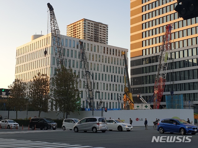 [요코하마=뉴시스] 이재우 기자=지난 12일 가나가와현 요코하마시(横浜市) 미나토 미라이지구에 연구개발(R&D) 시설을 짓고 있는 LG전자. 공사현장 벽에 LG 로고가 보인다. 2019.11.25