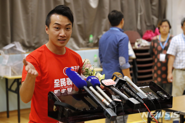 [홍콩=AP/뉴시스]홍콩의 대규모 시위를 주도해 온 재야단체인 민간인권진선의 지미 샴 대표가 25일 구의원으로 당선된 이후 취재진에 소감을 밝히고 있다. 2019.11.25 