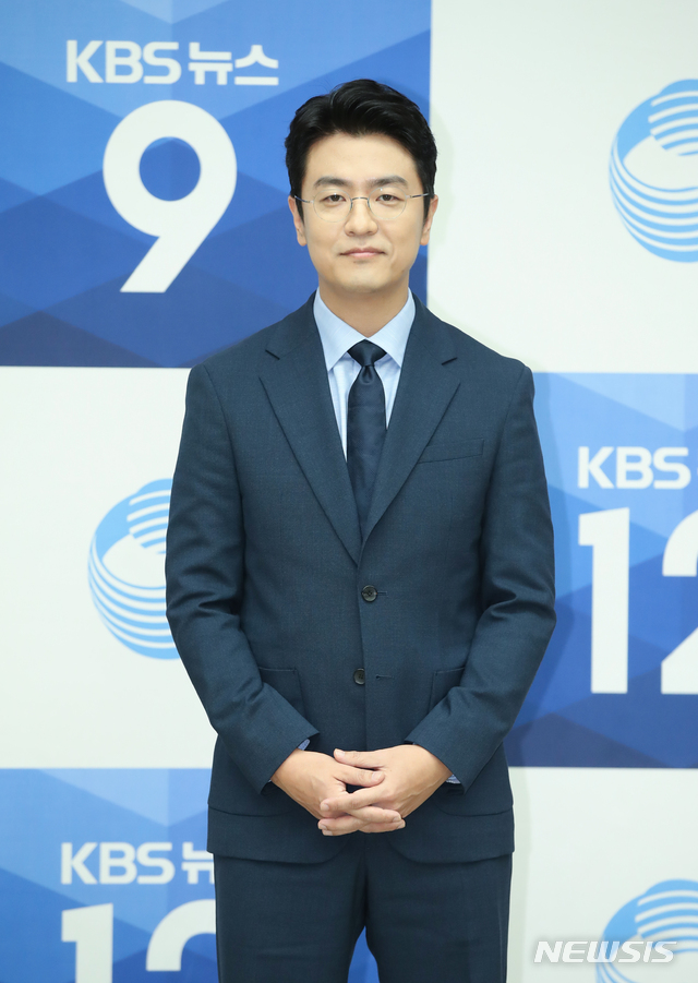 [서울=뉴시스]조수정 기자 = 새로운 KBS 뉴스9 앵커로 선정된 최동석 아나운서가 27일 오후 서울 여의도 KBS에서 열린 주요뉴스 앵커 선정 간담회에서 인사하고 있다. 2019.11.27. chocrystal@newsis.com