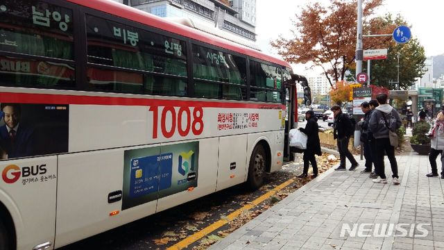 [서울=뉴시스] 서울 동작구 사당역 근처에 신설된 경기 광역버스정류장에서 주민들이 버스를 이용하고 있다. (사진=서울 동작구 제공) 2019.11.28. photo@newsis.com 