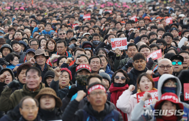 [서울=뉴시스] 김진아 기자 = 민중공동행동 관계자들이 30일 서울 종로구 광화문광장에서 열린 2019 전국민중대회에서 구호를 외치고 있다. 2019.11.30. bluesoda@newsis.com