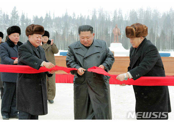 [서울=뉴시스]북한 노동신문은 "김정은 국무위원장이 2일 삼지연군 읍지구 준공식에 참석했다"고 3일 보도했다. 2019.12.03. (사진=노동신문 캡처)  photo@newsis.com