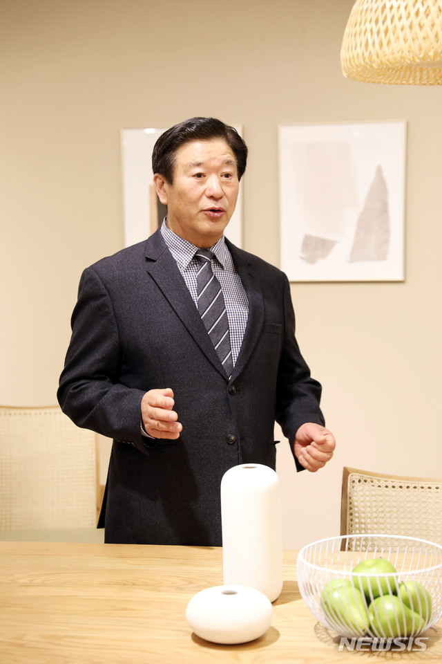 [서울=뉴시스]김경수 에몬스가구 회장이 5일 인천 본사에서 열린 2020 S/S 가구 트렌드 발표회에서 대리점주들에게 제품에 대해 설명하고 있다.(사진=에몬스가구 제공)