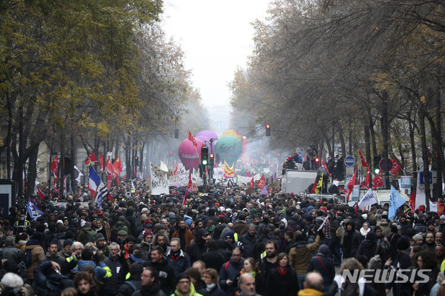 [파리=AP/뉴시스]5일(현지시간) 프랑스 수도 파리에서 연금개혁 반대 시위자들이 행진하고 있다. 이날 수천 명이 참석한 대규모 시위로 에펠탑과 초고속 열차 등이 운영을 중단했다. 2019.12.6. 