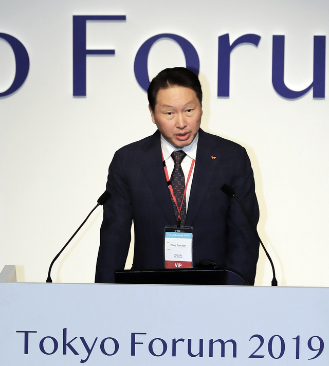 [서울=뉴시스] 최태원 SK 회장이 6일 일본 도쿄대에서 열린 '도쿄포럼 2019' 개막식에서 연설을 하고 있다. 사진 SK