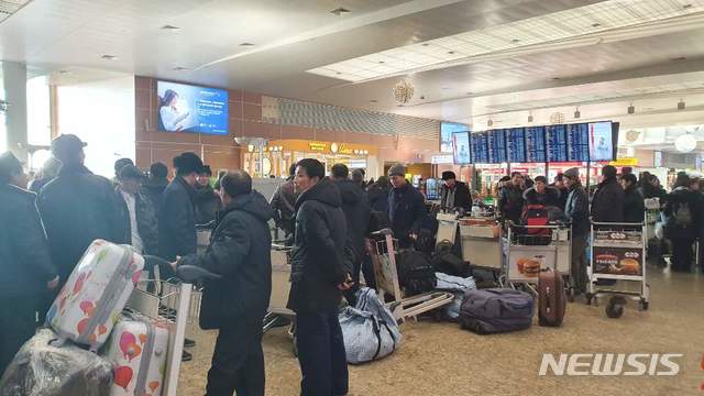 [모스크바=뉴시스]양소리 기자 = 11월21일 러시아 모스크바 공항에 북한 노동자들이 모여있다. 이날 약 100명의 노동자는 러시아 국영 항공사 아에로플로트를 통해 블라디보스토크를 경유, 평양으로 떠나는 고려항공에 탑승했다. 유엔 안전보장이사회의 대북 제재 결의에 따른 해외 근로 북한 노동자의 송환 시한이 오는 22일로 다가오며 러시아에서도 북한 노동자들의 철수가 이루어지고 있다. 일본 NHK 방송은 6일 북한 노동자들의 귀국이 속도를 내며 고려항공이 블라디보스토크 공항에 평양행 항공편을 대폭 증편했다고 보도했다. 2019.12.06. sound@newsis.com