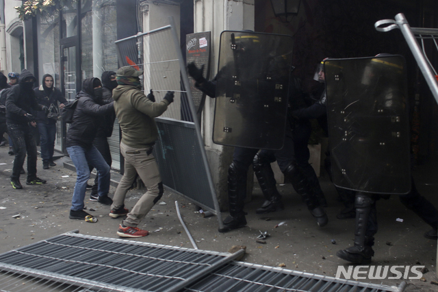[파리=AP/뉴시스]5일(현지시간) 프랑스 수도 파리에서 연금개혁 반대 시위가 펼쳐졌다. 파리 동부에서는 몇몇 시위자가 상점 창문을 깨뜨리고 방화를 하기도 했다. 사진은 청년들이 시위 진압 경찰과 충돌하는 모습. 2019.12.6. 