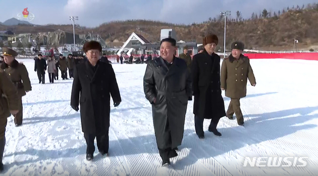 [서울=뉴시스]북한 조선중앙TV는 "김정은 국무위원장이 양덕온천문화휴양지 준공식에７일 참석했다"고 지난 8일 보도했다. 2019.12.08. (사진=조선중앙TV 캡처)  photo@newsis.com