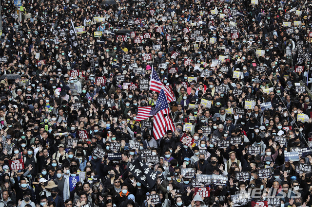 [홍콩=AP/뉴시스]홍콩의 대규모 반정부 시위대가 시위 시작 6개월을 맞은 8일 홍콩 시내 거리를 가득 메운 채 가두행진을 벌이고 있다. 2019.12.8