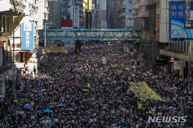 [홍콩=AP/뉴시스]홍콩의 대규모 반정부 시위대가 시위 시작 6개월을 맞은 8일 홍콩 시내 거리를 가득 메운 채 가두행진을 벌이고 있다. 2019.12.8 