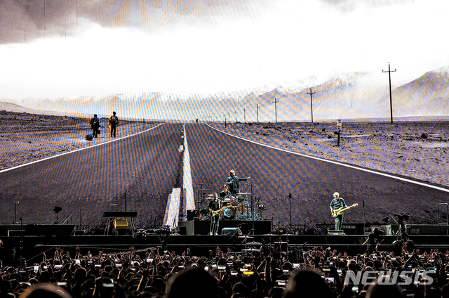 [서울=뉴시스]최진석 기자 = 록밴드 유투(U2)가 8일 오후 서울 고척스카이돔에서 열린 첫 내한공연에서 멋진 무대를 선보이고 있다. (사진=라이브네이션 코리아 제공) 2019.12.08. photo@newsis.com
