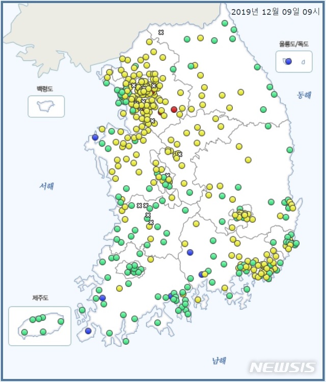 [서울=뉴시스]9일 오전 9시 기준 초미세먼지 수준 상황. 파란색은 좋음, 초록색은 보통, 노란색은 나쁨, 빨간색은 매우 나쁨 수준을 의미한다. 2019.12.9(사진=기상청 홈페이지) photo@newsis.com