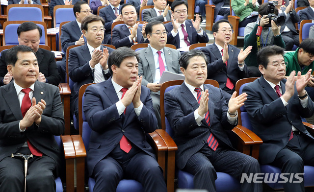 [서울=뉴시스] 이종철 기자 = 자유한국당 원내대표 경선에 출마한 심재철(왼쪽부터), 김선동, 유기준, 강석호 의원이 9일 오전 서울 여의도 국회에서 열린 의원총회에서 박수를 치고 있다. 2019.12.09. jc4321@newsis.com