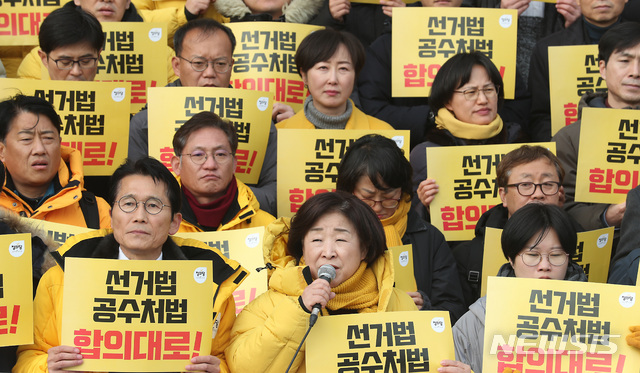 [서울=뉴시스] 이종철 기자 = 심상정 정의당 대표가 9일 오후 국회 본청 계단 앞에서 열린 패스트트랙법 통과를 위한 정의당 결의대회에 참석해 모두발언을 하고 있다. 2019.12.09.jc4321@newsis.com