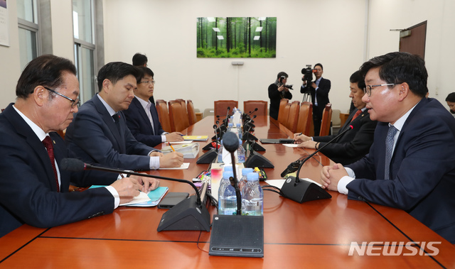 [서울=뉴시스] 고승민 기자 = 예산결산특별위원회 민주당 전해철, 한국당 이종배, 미래당 지상욱 간사가 9일 서울 여의도 국회에서 간사협의 회동을 하고 있다. 2019.12.09.kkssmm99@newsis.com