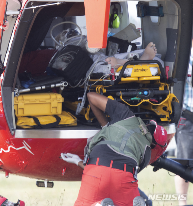 [화이트섬=AP/뉴시스] 뉴질랜드 화이트섬에서 9일 화산이 폭발해 사상자가 발생했다. 사진은 화이트섬에서 헬리콥터로 부상자를 수송하고 있는 모습. 2019.12.09 