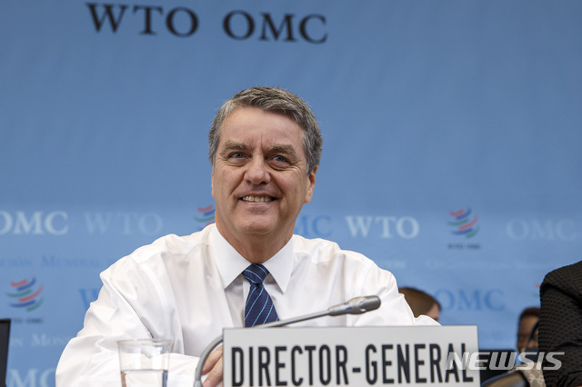 [제네바(스위스)=AP/뉴시스]호베르투 아제베두 세계무역기구(WTO) 사무총장이 9일 스위스 제네바의 WTO 본부에서 총회 개막을 기다리고 있다. 유럽연합(EU)은 10일 세계무역기구(WTO)의 상소기구가 기능 정지를 앞두고 있는 것은 세계 무역체제에 "매우 큰 타격"이라고 말하고 이를 대체할 새로운 중재기구를 설립할 계획이라고 밝혔다. 2019.12.10