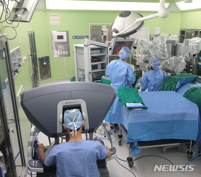 [부산=뉴시스] 부산대병원, 국내 최초로 유방외과 단독으로 로봇을 이용한 유방보존술과 자가조직 유방재건술 성공.
