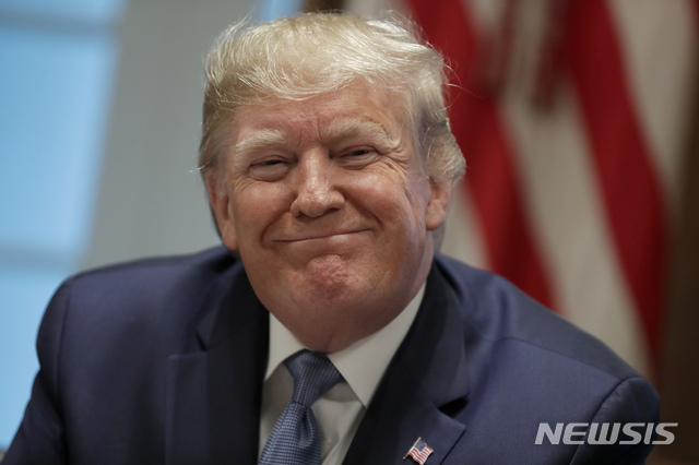 [워싱턴=AP/뉴시스] 도널드 트럼프 미국 대통령이 9일(현지시간) 백악관에 열린 내각회의에서 미소를 짓고 있다. 2019.12.10 