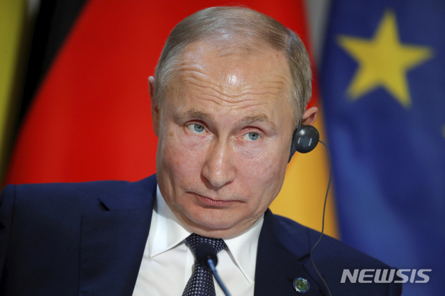 [파리=AP/뉴시스] 9일(현지시간) 블라디미르 푸틴 러시아 대통령이 프랑스 파리에서 열린 러시아·우크라이나·독일·프랑스 정상회의를 마친 뒤 기자회견를 갖고 있다. 2019.12.10.