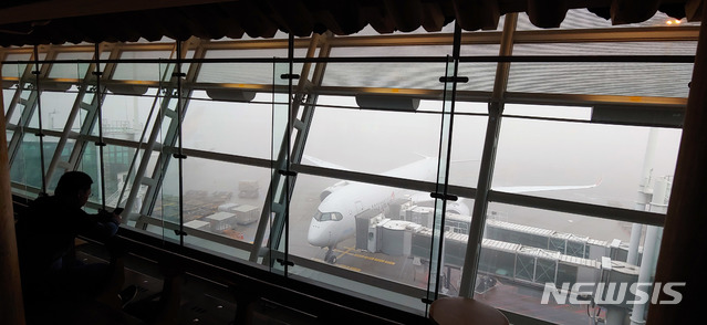 [인천공항=뉴시스]홍찬선 기자 = 10일 오전 인천공항에 발생한 짙은안개로 일부 항공기가 인근 공항으로 회항하거나 지연되고 있다. 인천공항공사는 이날 오전 8시30분을 기점으로 인근공항으로 회항한 여객기는 24편 지연편은 27편이라고 밝혔다. 사진은 이날 인천공항 제1여객터미널에 낀 짙은 안개 모습. 2019.12.10. mania@newsis.com