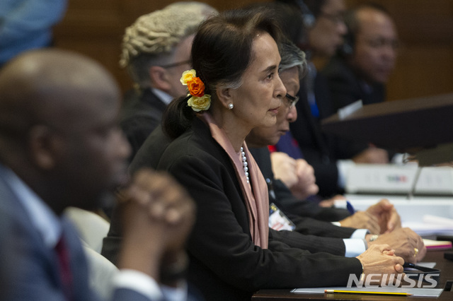 [헤이그=AP/뉴시스]미얀마의 실질적인 정치적 지도자인 아웅산 수지 국가자문이 지난해 12월10일(현지시간) 네덜란드 헤이그에서 열린 국제사법재판소(ICJ) 재판에 참석해 무표정하게 판사의 말을 듣고 있다. 2020.01.21