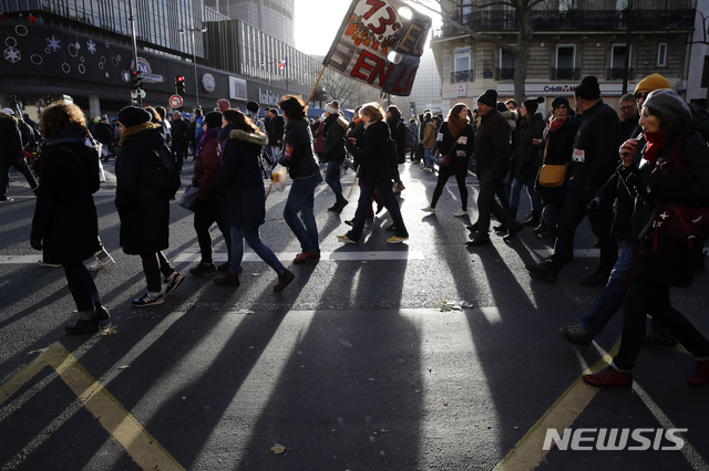 [파리=AP/뉴시스]10일(현지시간) 프랑스 수도 파리에서 정부의 연금 개편에 반대하는 시위가 진행되고 있다. 2019.12.11.