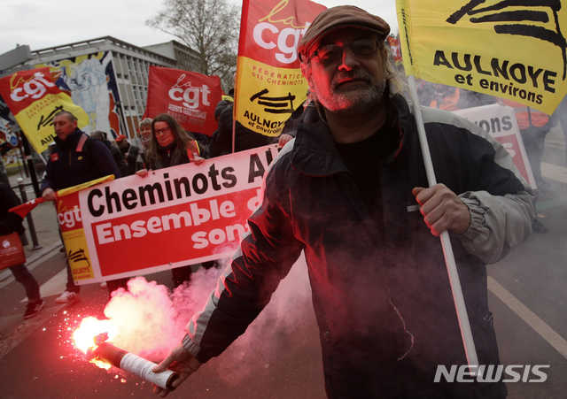 [릴=AP/뉴시스]10일(현지시간) 프랑스 북부 릴에서 정부의 연금 개편에 반대하는 시위가 벌어지고 있다. 2019.12.11.