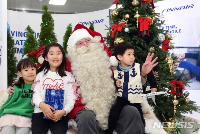 "산타가 나타났다"…핀에어, 김해공항서 산타 초청 행사