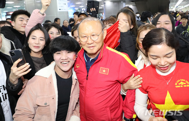 [김해공항=뉴시스]강종민 기자 = 60년 만에 동남아시아를 제패한 베트남 축구의 영웅 박항서 감독이 14일 오전 김해공항에 입국, 기다리던 팬들과 기념촬영을 하고 있다. U-23 대표팀을 이끌고 온 박감독은 경남 통영에서 전지훈련을 할 예정이다. 2019.12.14. ppkjm@newsis.com