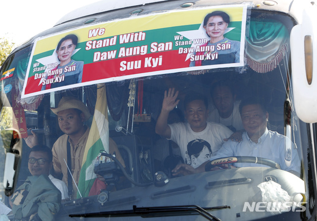 [네피도=AP/뉴시스] 14일(현지시간) 미얀마의 수도 네피도에 정차된 한 버스에서 아웅산 수지 국가자문의 지지자들이 손을 흔들고 있다. 이들은 헤이그에서 돌아온 수지 자문을 맞이하기 위해 이 자리에 모였다. 2019.12.15.
