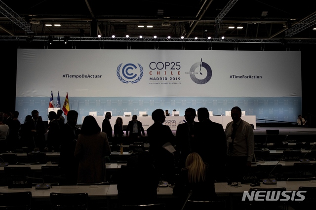 [마드리드=AP/뉴시스] 15일(현지시간) 유엔기후변화협약 당사국총회(COP25) 회원국 멤버들이 스페인 마드리드에서 총회 폐막을 앞두고 이야기를 나누고 있다. 2019.12.15.