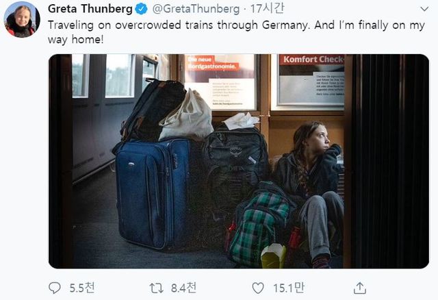 [서울=뉴시스]스웨덴 출신 16세 환경운동가 그레타 툰베리가 14일(현지시간) 큰 짐가방들에 둘러싸인 채 열차 바닥에 앉은 사진을 트위터에 올렸다. 그러면서 "사람들로 가득찬 기차를 타고 독일을 지나고 있다. 드디어 집으로 간다!"고 썼다. 이에 독일철도(DB)는 툰베리가 일등석에 앉았었다고 반박했고, 툰베리는 "괴팅겐을 지나서 나는 자리를 얻었다"고 해명했다. 그는 스페인 마드리드에서 열린 유엔 기후변화 총회에 참석했다가 돌아가는 길이었다. (출처=툰베리 트위터 캡처) 2019.12.16.