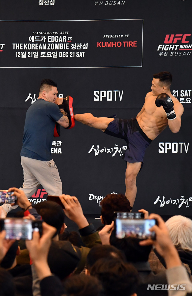 [부산=뉴시스] 하경민 기자 = 'UFC Fight Night 부산'의 사전 이벤트인 공개훈련 행사가 열린 18일 오후 부산 연제구 부산시청 1층 로비에서 이번 대회 메인 경기에 출전하는 정찬성 선수가 팬들 앞에서 훈련 모습을 공개하고 있다. 2019.12.18. yulnetphoto@newsis.com