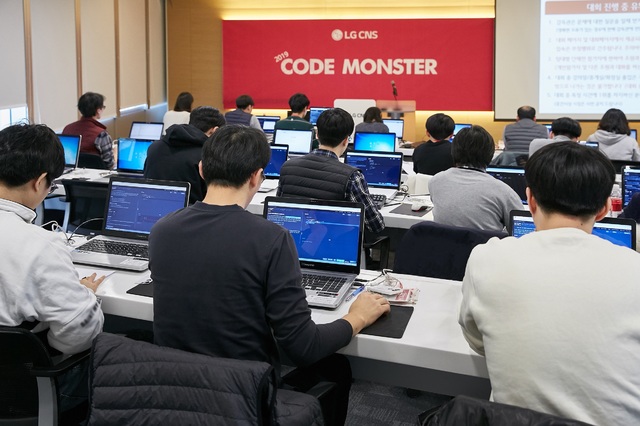 [서울=뉴시스] 코드몬스터 대회에 참가한 LG CNS 직원들이 코딩에 열중하고 있다. (사진=LG CNS 제공) 2019.12.19