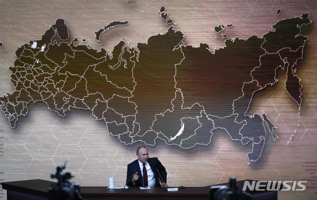 [모스크바=AP/뉴시스] 블라디미르 푸틴 러시아 대통령이 19일 거대한 러시아 전도를 배경으로 연례의 장시간 연말 기자회견을 진행하고 있다. 러시아 영토는 1782만 ㎢로 미국의 1.9배다. 2019. 12. 19. 