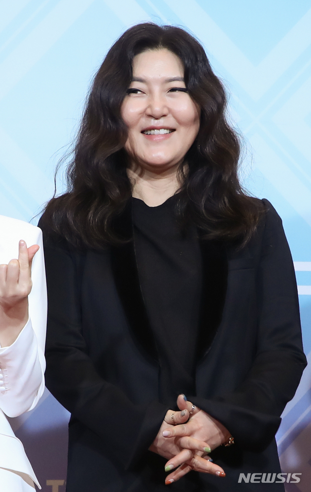 [서울=뉴시스]조수정 기자 = 2019 MBC 방송연예대상 시상식이 열린 29일 오후 서울 상암동 MBC미디어센터에서 '언니네쌀롱' 스타일리스트 한혜연이 레드카펫으로 들어서며 인사하고 있다. 2019.12.29. chocrystal@newsis.com