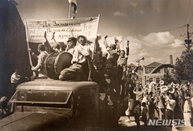 [서울=뉴시스]1946년 8월 26일 ‘소련군 환영대회’를 마친 평양 시민들이 트럭에 나눠 타고 평양 시내를 행진하고 있다. (사진=미디어한국학 제공) 2020.01.05. photo@newsis.com