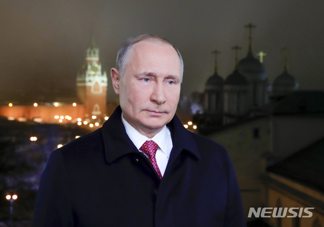 [모스크바=AP/뉴시스]블라디미르 푸틴 러시아 대통령이 1일(현지시간) 크렘린(대통령궁)에서 신년사를 전하고 있다. 2020.1.2.