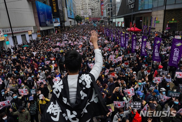 [홍콩=AP/뉴시스]새해 첫날인 1일 홍콩 시내에서 대규모 민주화 요구 시위가 벌어지고 있다. 2020.01.01 