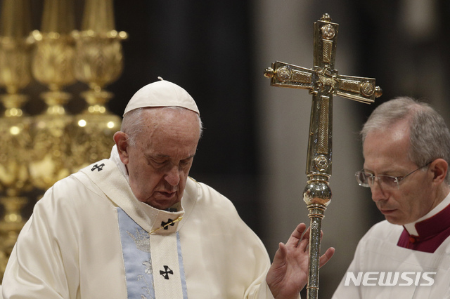 [바티칸=AP/뉴시스] 프란치스코 교황이 1일 성베드로 성당에서 신년 맞이 성모 미사를 집전하고 있다 2020. 1. 1.