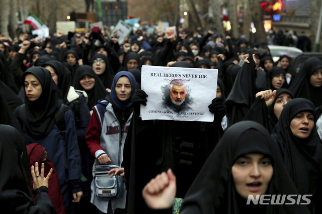 [테헤란(이란)=AP/뉴시스]4일(현지시간) 이란 수도 테헤란에서 시민들이 미국의 공습으로 숨진 이란 혁명수비대 쿠드스군 사령관 카셈 솔레이마니의 사진을 들고 미국을 규탄하는 시위를 벌이고 있다. 이란은 이번 미국의 공습으로 양국 간 긴장이 최고조에 달하면서 미국에 대해 '가혹한 보복'을 천명했다. 2020.01.05. 