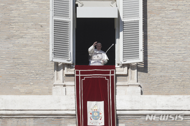 [바티칸=AP/뉴시스]프란치스코 교황이 5일(현지시간) 바티칸 성베드로 광장에서 기도회를 가지고 있다. 2020.01.06. 