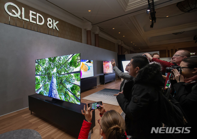 [라스베이거스=뉴시스]5일(현지시간) 미국 라스베이거스 시저스 팰리스 호텔에서 열린 '삼성 퍼스트 룩 2020(Samsung First Look 2020)' 행사에서 취재진들이 제품을 촬영하고 있다. 2019.01.06.(사진=삼성전자 제공)