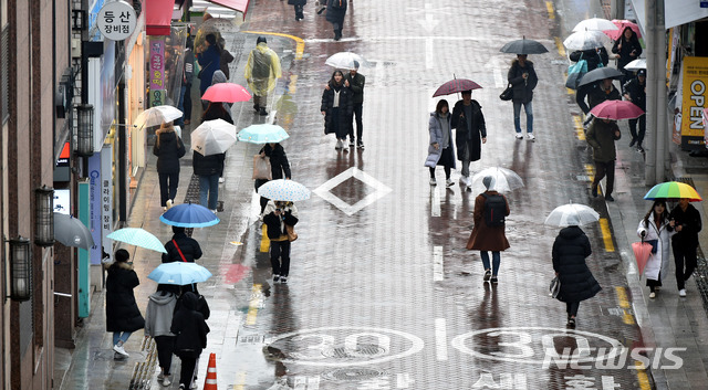 [대구=뉴시스] 이무열 기자 = 6일 오후 대구 중구 동성로 야외광장에서 우산을 쓴 시민들이 발걸음을 재촉하고 있다. 2020.01.06.lmy@newsis.com
