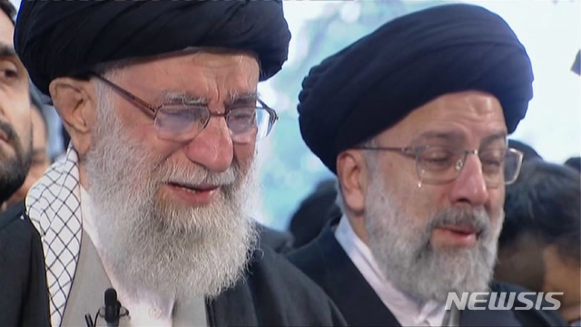 [테헤란=AP/뉴시스]이란 최고지도자 아야톨라 알리 하메네이(왼쪽)가 6일(현지시간) 테헤란 대학에서 열린 쿠드스군 사령관 거셈 솔레이마니 추모식에 참석해 눈물을 흘리고 있다. 사진은 비디오 영상을 캡처한 것이다. 2020.01.06 