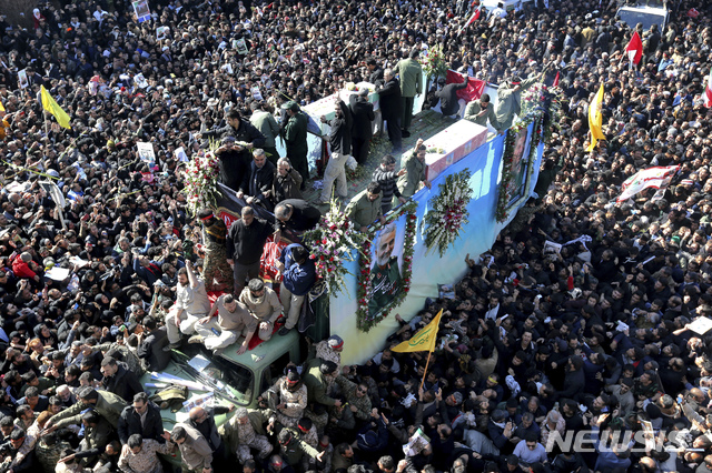 [케르만=AP/뉴시스]7일(현지시간) 이란 케르만에서 미군의 이라크 공습으로 사망한 거셈 솔레이마니 사령관의 장례식이 이행되고 있다. 사진은 군중이 솔레이마니의 관을 실은 트럭을 에워싼 모습. 2020.1.8.