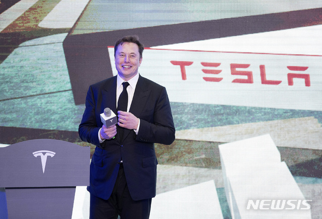 [상하이=AP/뉴시스] 1월7일(현지시간) 중국 상하이 테슬라 공장에서 생산된 모델3의 첫 인도를 기념하는 행사에서 일론 머스크 테슬라 최고경영자(CEO)가 웃고 있다. 2020.11.17.