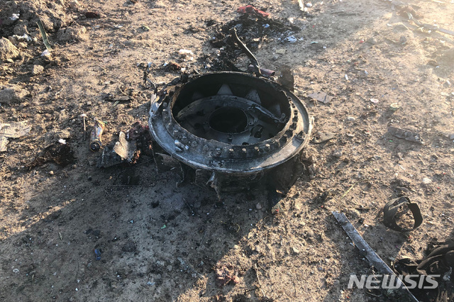 [테헤란=AP/뉴시스]8일(현지시간) 이란 테헤란 공항 인근에서 우크라이나 여객기가 추락해 그 잔해가 흩어져 있다. 2020.01.08.